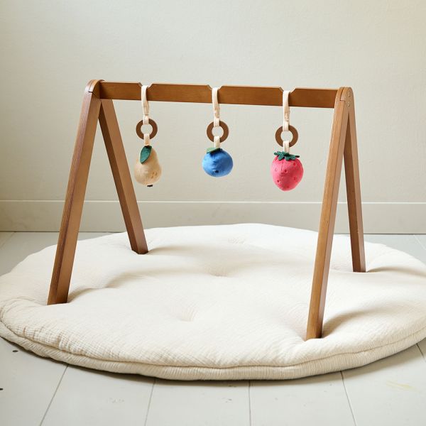 Babygym van hout in walnoot met fruit thema van 60x50x48 cm van Petite Amélie