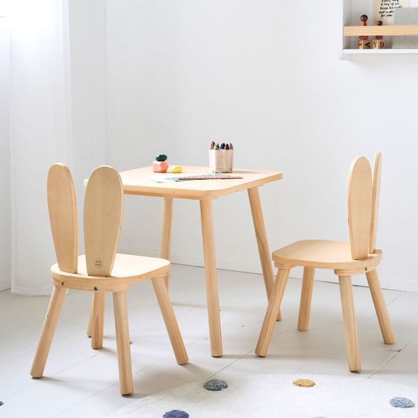 Houten kindertafel met stoeltjes in naturel met konijn design van Petite Amélie