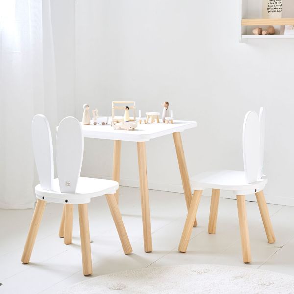 Houten tafel en stoelen in wit met konijn design van Petite Amélie