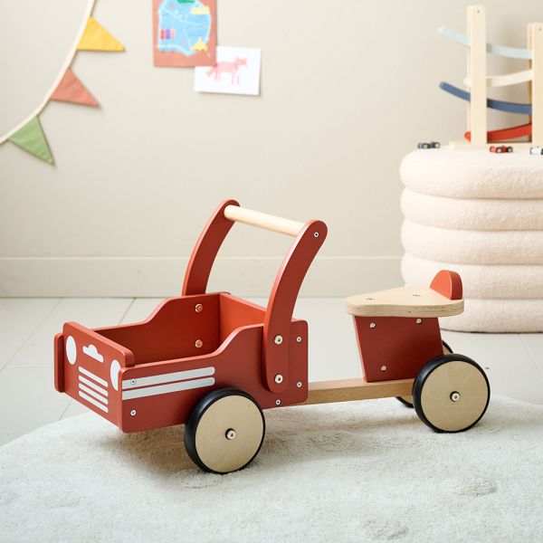 Loopfiets voor 1 jaar van hout in rood 65x32x36 als brandweerauto van Petite Amélie