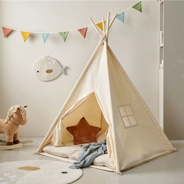 Tipi tent beige 158 cm hoog van katoen en houten stokken van Petite Amélie